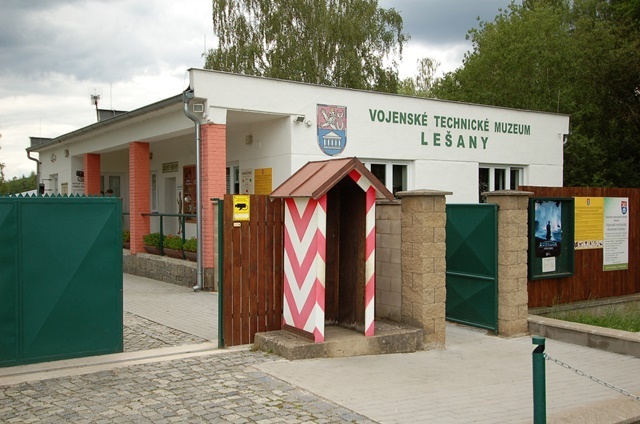 Vstup do Vojenského technického muzea v Lešanech.