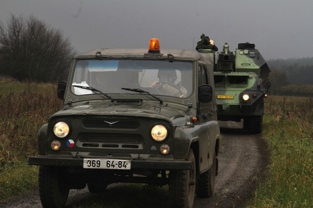 Samohybná kanónová houfnice DANA je naváděna na místo určení