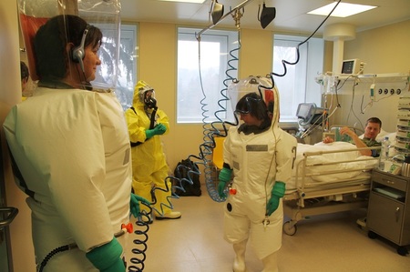 Generál Bečvář navštívil v Těchoníně aktivní zálohy, ty cvičily příjem pacienta s ebolou