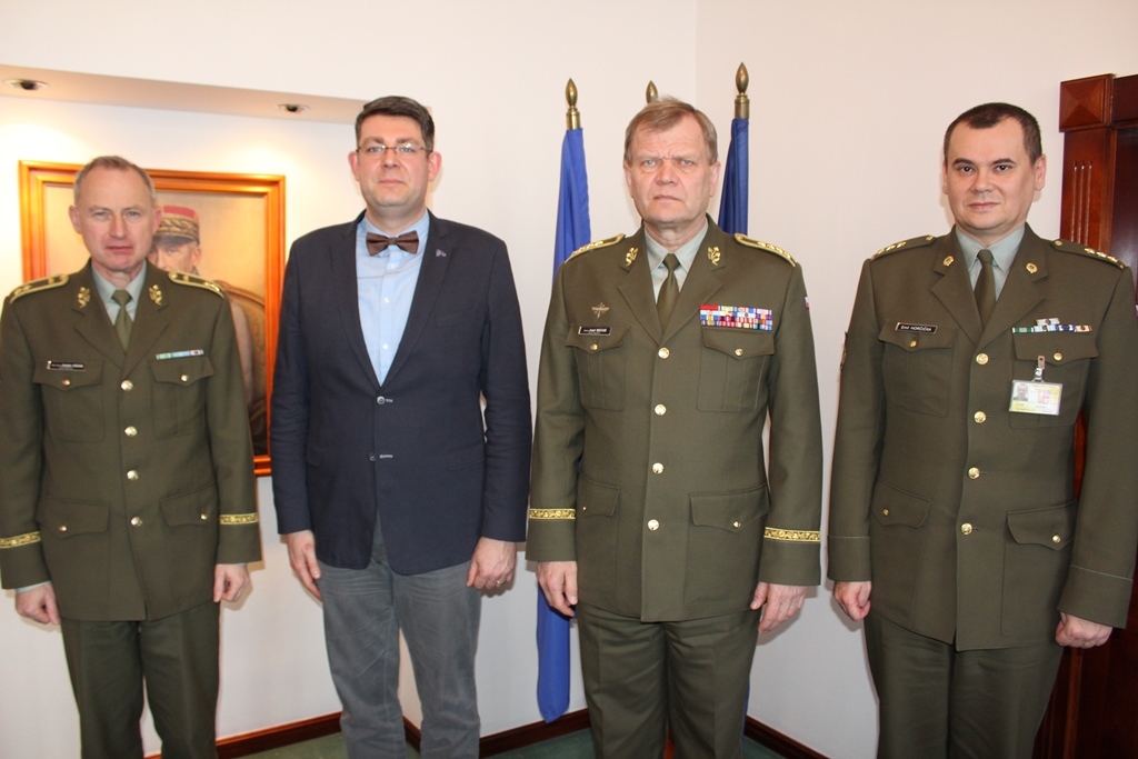 Společná fotografie, zleva zástupce náčelníka Generálního štábu – inspektor AČR generálmajor Jaroslav Kocián, proděkan Právnické fakulty Univerzity Palackého Martin Faix, náčelník Generálního štábu AČR armádní generál Josef Bečvář a náčelník Právní služby AČR plukovník Emil Hořčička. 