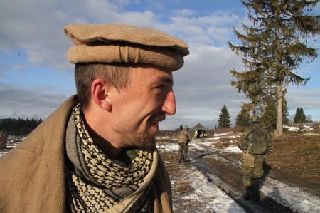 Místní obyvatelstvo se zdraví s vojáky