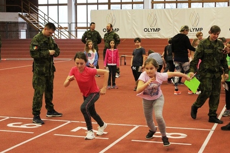 Fyzickou zdatnost vojáků z povolání si v Army testu vyzkoušeli děti i jejich rodiče