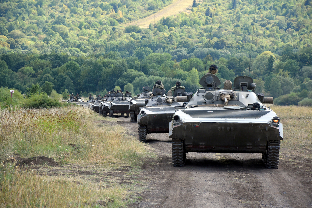 Osádky BVP-2 se přesouvají na zadané pozice