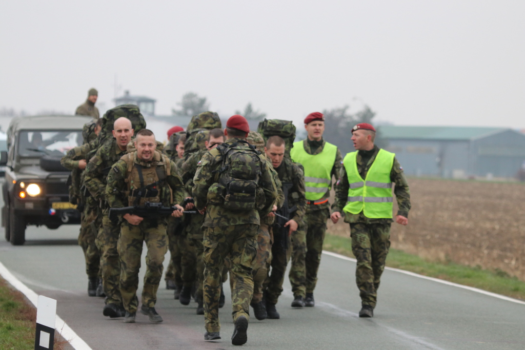 Instruktoři 43. výsadkového praporu absolvují běh s nováčky