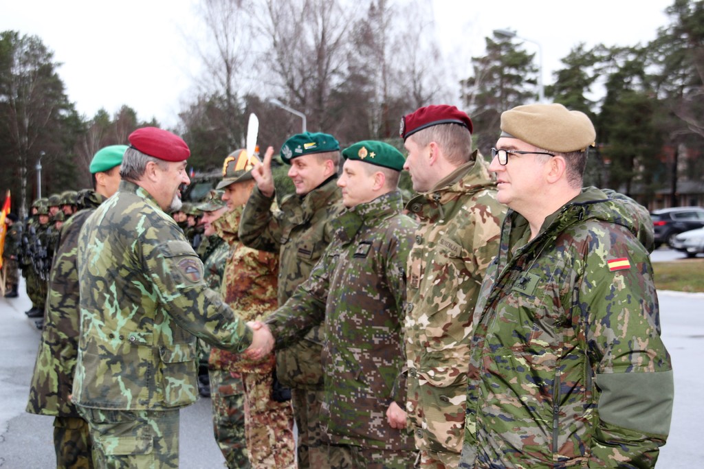  Přivítání se zástupci sedmi koaličních jednotek eFP v Lotyšsku.
