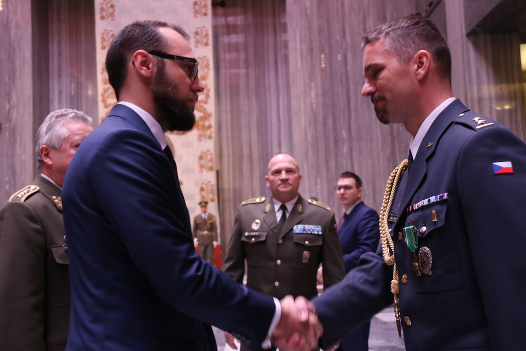 Záslužný kříž ministra obrany předává veliteli 1. úkolového uskupení Baltic Air Policing podplukovníku Pavlu Pavlíkovi náměstek Tomáš Kopečný.