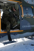 Nováčci průzkumných týmů trénovali výsadky z vrtulníku A3-Sokol.
