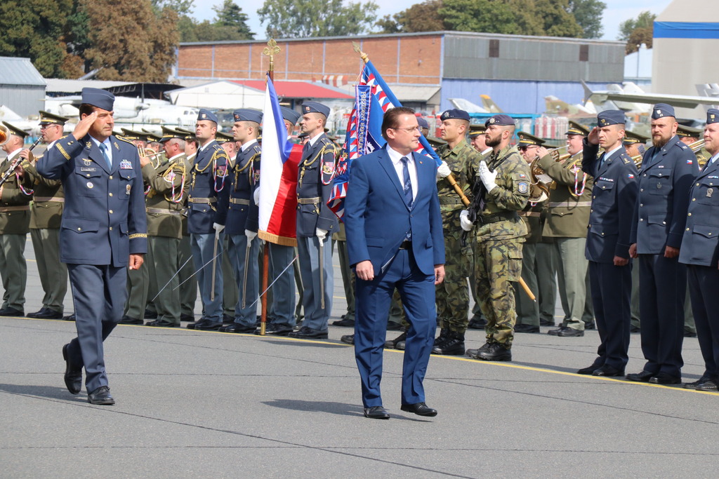 Náměstek MO Lubor Koudelka v doprovodu zástupce velitele vzdušných sil brigádního generála Petra Lančiho při přehlídce nastoupených jednotek 24. základny Praha-Kbely.