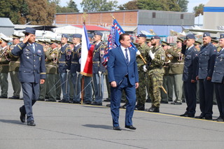 Náměstek MO Lubor Koudelka v doprovodu zástupce velitele vzdušných sil brigádního generála Petra Lančiho při přehlídce nastoupených jednotek 24. základny Praha-Kbely.