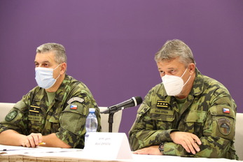 Náčelník GŠ AČR armádní generál Aleš Opata (vpravo) informoval o obnovení výcviku AZ, brigádní generál Miloslav Lafek (vlevo) podal informace k pilotnímu projektu e-learningu