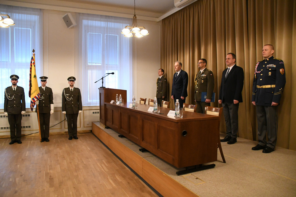 V prostorech Klubu Univerzity obrany dnes bylo slavnostně vyřazeno 21 absolventů 70. kurzu vyšších důstojníků