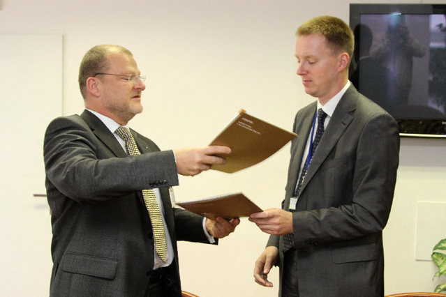 Michal Hon (vlevo) a Jiří Staněk si vyměňují podepsané dokumenty