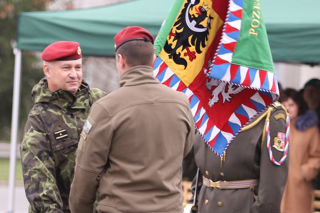 Generál Náhončík přebírá bojový prapor Velitelství pozemních sil 