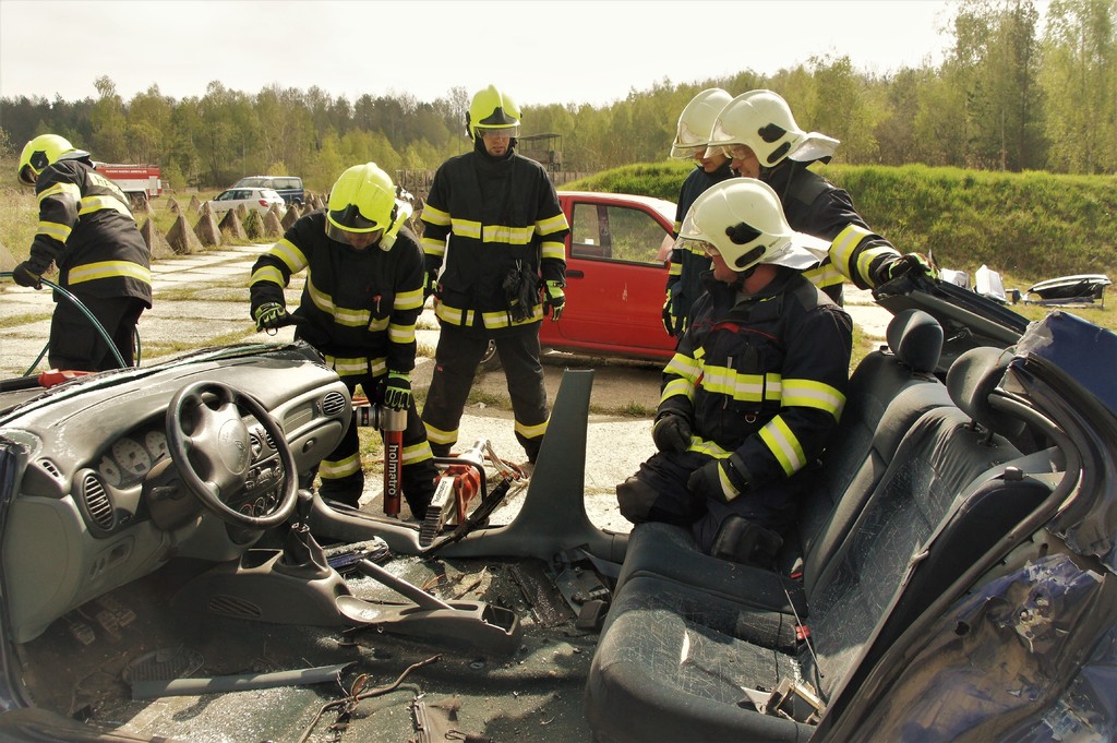 Hasičské techniky stříhání plechu automobilu