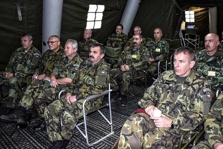 Hosté návštěvního dne cvičení při úvodní prezentaci v Přáslavicích
