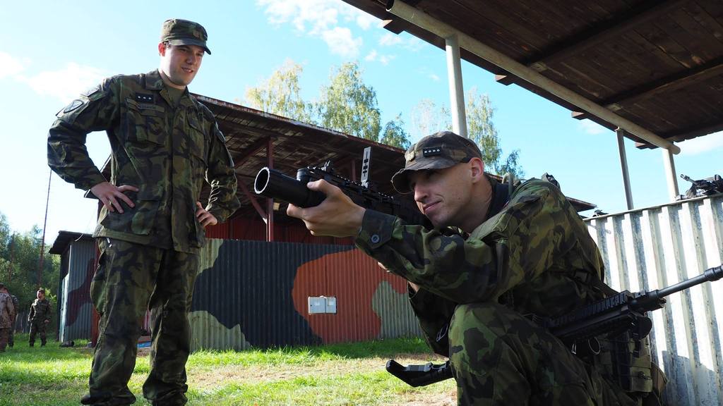 Nácviky manipulace s ručními zbraněmi před odjezdem do Polska