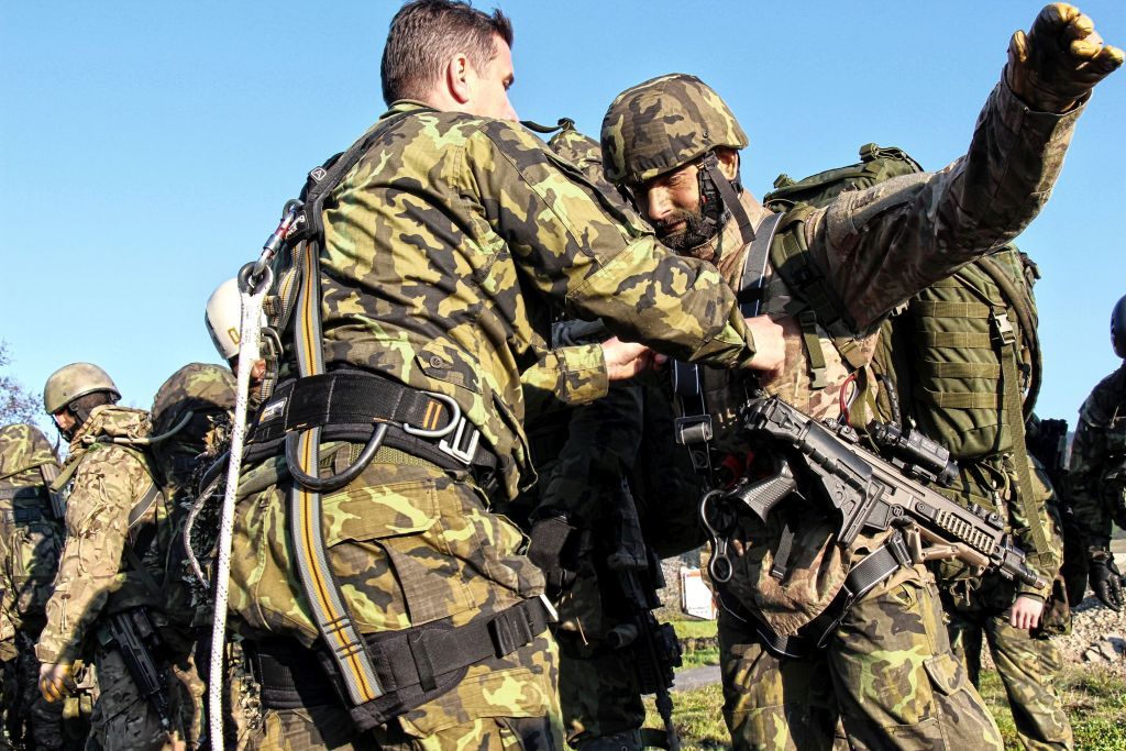  Před zasazením vrtulníkem pomocí slanění je třeba provést pečlivou kontrolu