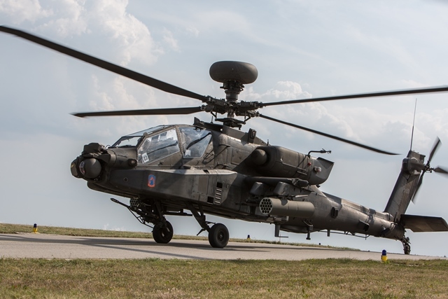 Přílet amerického AH-64 Apache