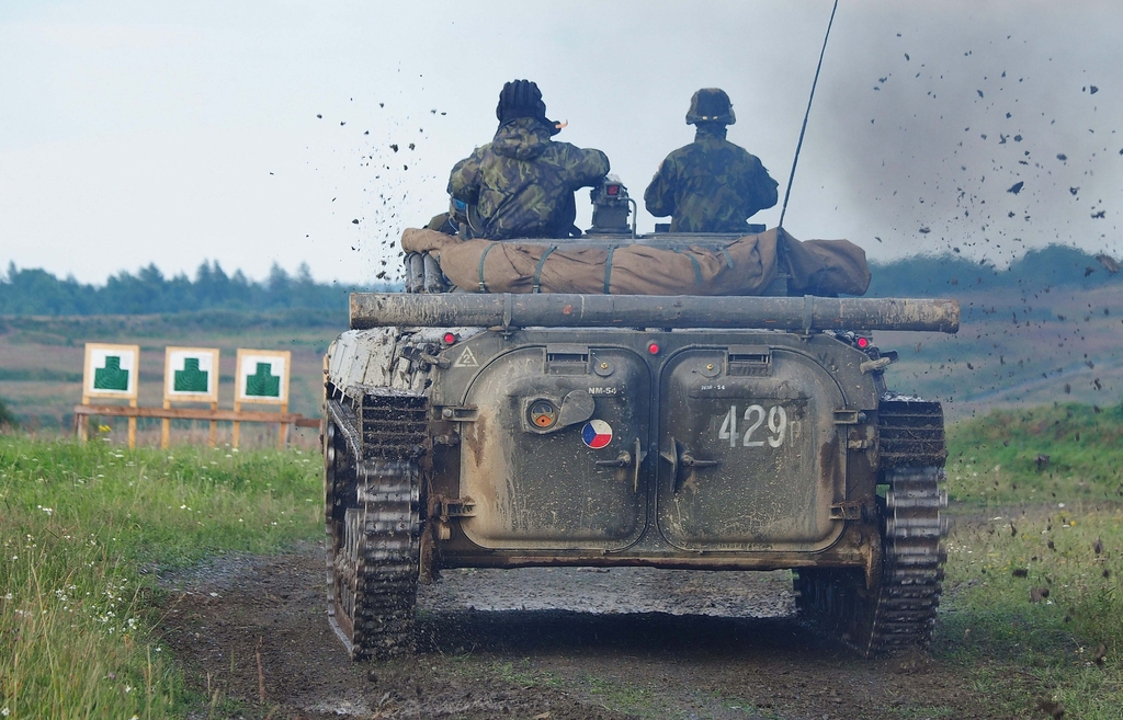 Příslušníci aktivní zálohy s BVP-2 (ilustrační foto)