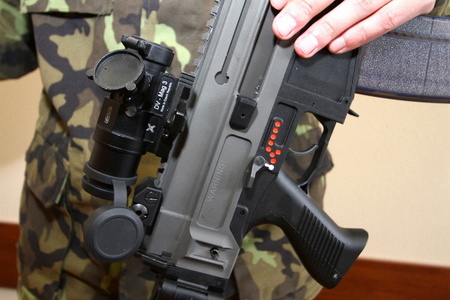 Zbraň osazená denním zvětšovacím modulem  DV-Mag3