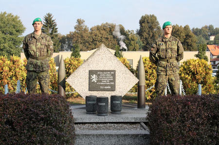 Pietní místo v areálu školy