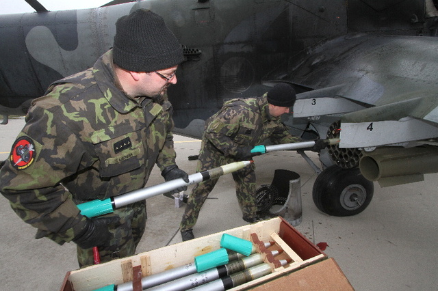 Nabíjení neřízených raket vrtulníku Mi-24