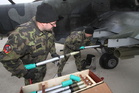 Nabíjení neřízených raket vrtulníku Mi-24
