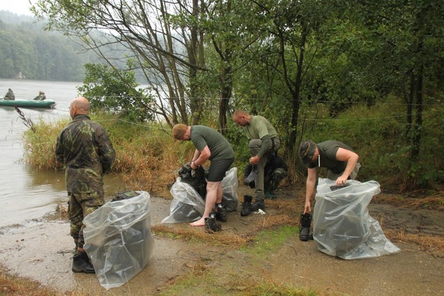  Pečlivá příprava družstev před vstupem do nádrže