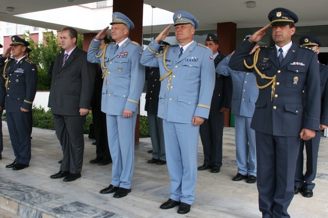 Zleva- gen. Jiří Verner, náměstek MO Libor Karásek, arm.gen. NGŠ Vlastimil Picek, gen. Bohuslav Dvořák, plk. Petr Lanči