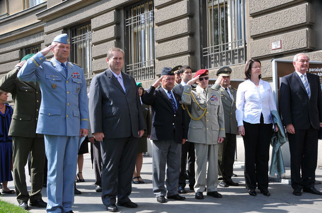 Čestní hosté pietní vzpomínky na generála Heliodora Píku před budovou Generálního štábu AČR na Vítězném náměstí v Praze (1)