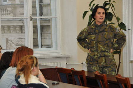 Nadporučice Lada Kovářová, která se účastnila už sedmi zahraničních misí, přiblížila i spolupráci s humanitárními organizacemi a přiznala se, že na rodiče musela použít milosrdnou lež