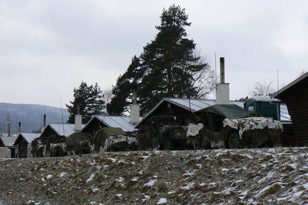 Zamaskovaná lehká vozidla belgických vojáků před jejich dočasnou ubytovnou na Podvoří
