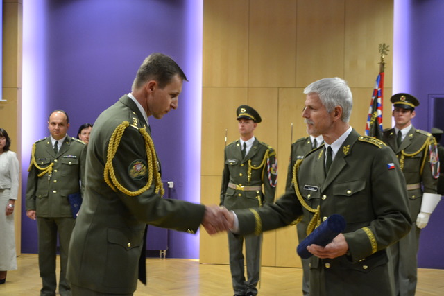 Náčelník Generálního štábu AČR generálporučík Petr Pavel povýšil do hodnosti plukovníka Miroslava Jebavého ze Sekce rozvoje a plánování schopností 
