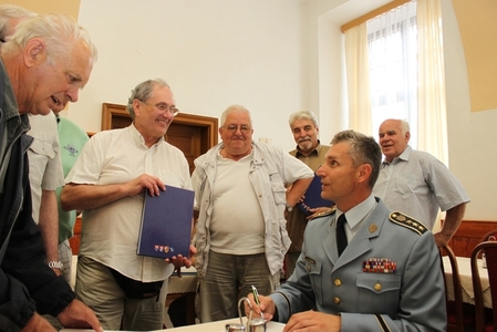 Po padesáti letech se do kasáren Hradní stráže vrátili záklaďáci