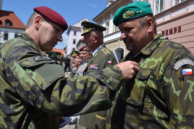 Plukovník gšt. Miroslav Hlaváč uděluje pamětní medaili 4. brn veliteli Pozemních sil generálmajorovi Jánu Gurníkovi