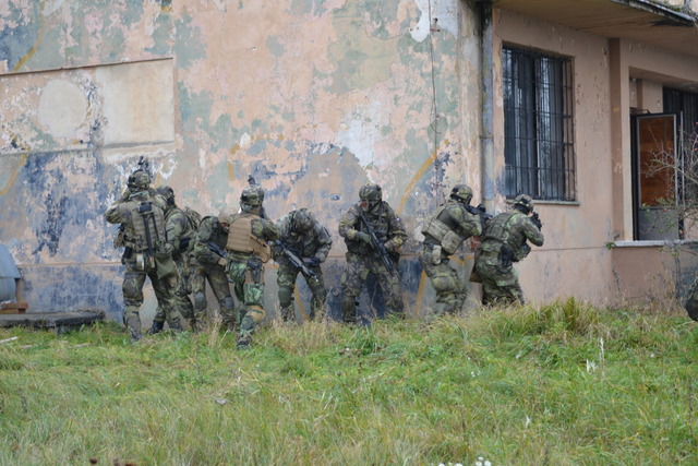 Výsadkáři 43. výsadkového praporu útočí na řídící věž letiště