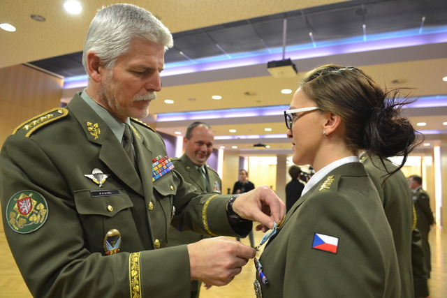 Ocenění od NGŠ AČR armádního generála Petra Pavla přebírá i lékařka 12. jednotky polního chirurgického týmu kapitánka Šárka Blažková 