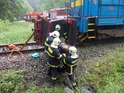 Záchranáři vyprošťují zraněného z vraku osobního automobilu