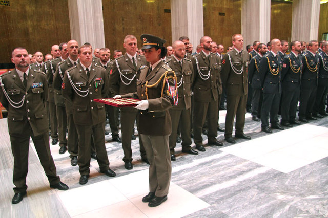 Všech 125 vojáků, kteří plnili své úkoly v misích, převzalo medaile ministra obrany ČR Za službu v zahraničí