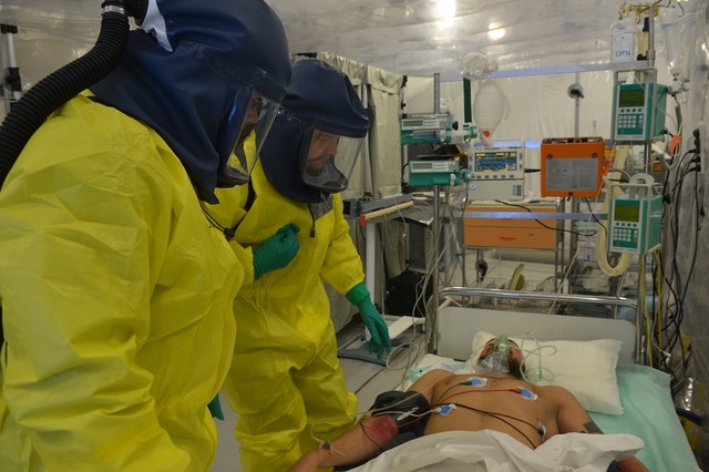 Vyšetřování pacienta s vysoce nakažlivou nemocí probíhá za přísných bezpečnostních podmínek