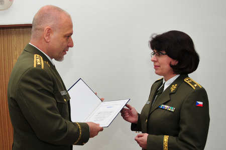 První generálka dnes převzala dekret za účastníky kurzu na Univerzitě obrany