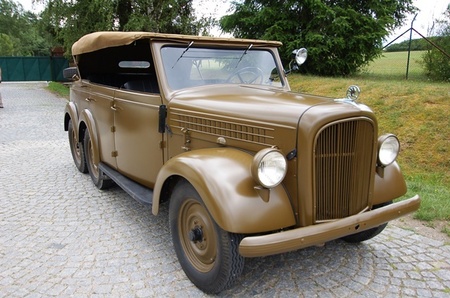 Vojenský štábní automobil Škoda 903.