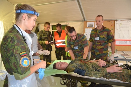 Litevská lékařka provede prvotní vyšetření a rozhodne o operaci