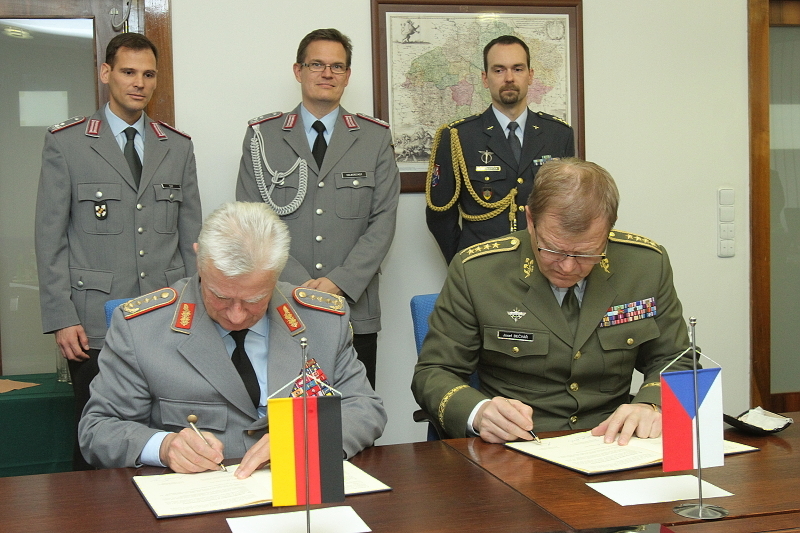 Podpis Deklarace o záměru spolupracovat v oblasti výstavby schopností společné palebné podpory v rámci Framework Nations Concept