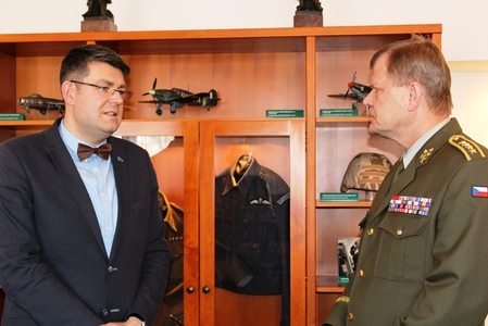 Náčelník Generálního štábu AČR armádní generál Josef Bečvář hovoří s proděkanem Právnické fakulty Univerzity Palackého Martinem Faixem.