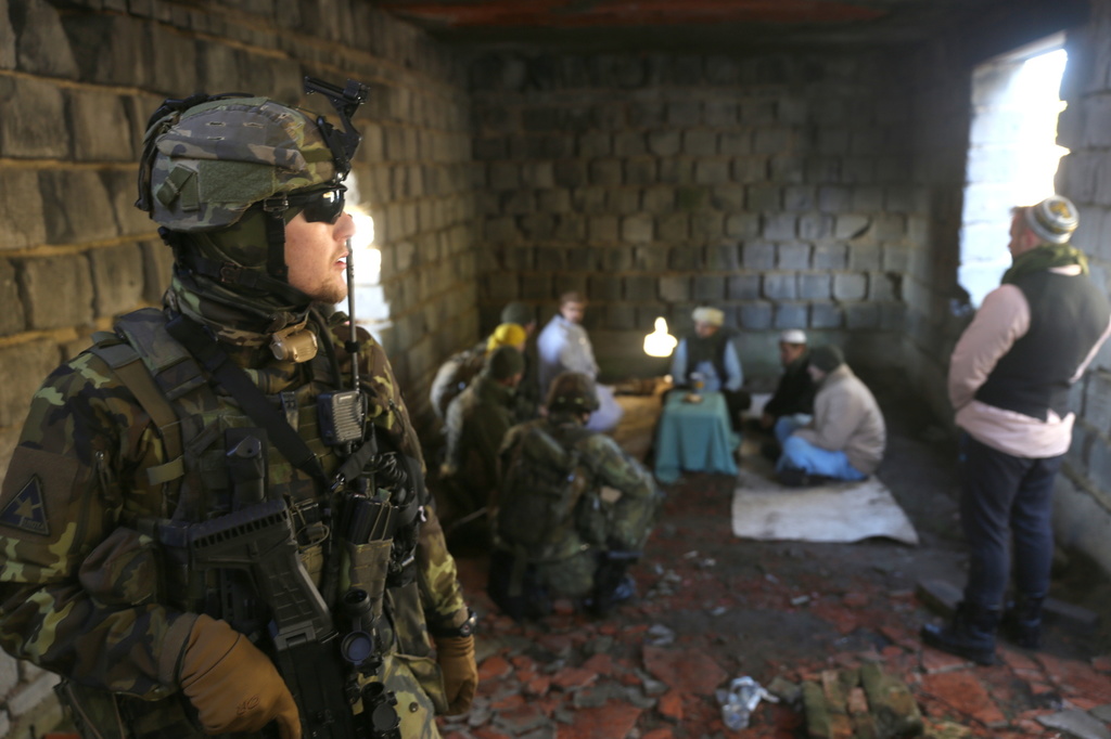 Velitel jednotky jedná s hlavním představitelem afghánské vesnice