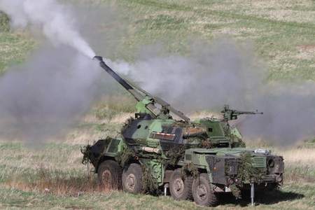 Doupovské hory ovládli dělostřelci z Jinců. Při cvičení Ground Fires trénovali sladěnost