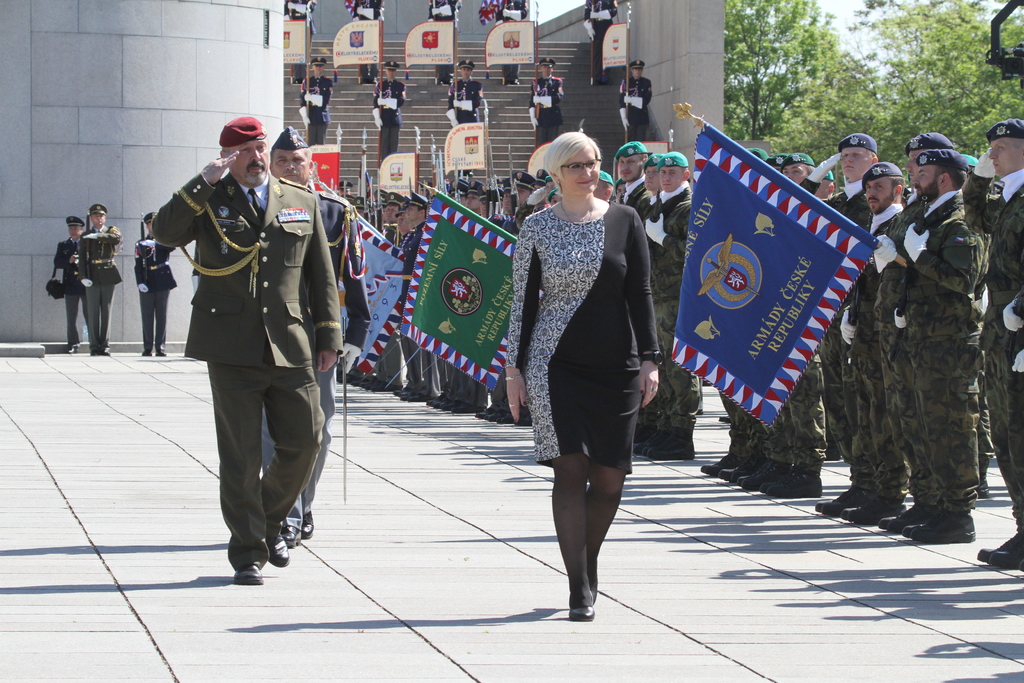 Czech soldiers and public pay homage to WW II fallen heroes