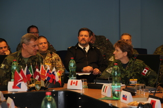 V pořadí čtvrtou plánovací konferenci vedla brigádní generálka Lise Bourgon, ředitelka kanadského společného operačního centra