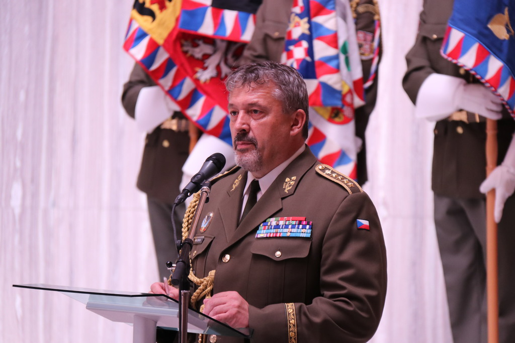 Náčelník Generálního štábu AČR armádní generál Aleš Opata při slavnostním nástupu u příležitosti předání funkce hlavního praporčíka Armády ČR